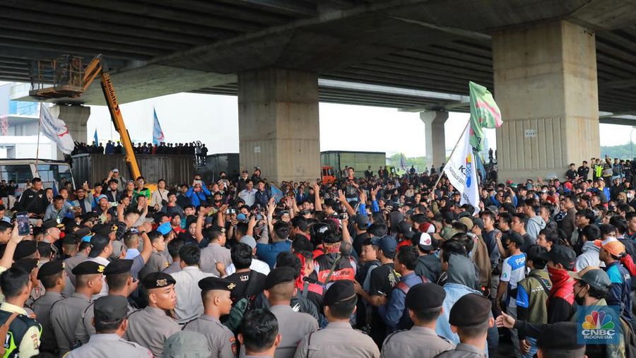 Aliansi buruh Bekasi aksi dorong mendorong dengan petugas kepolisian di Kawasan Industri MM 2100, Kab Bekasi, Jawa Barat, Kamis, (30/11/2023). (CNBC Indonesia/Muhammad Sabki)