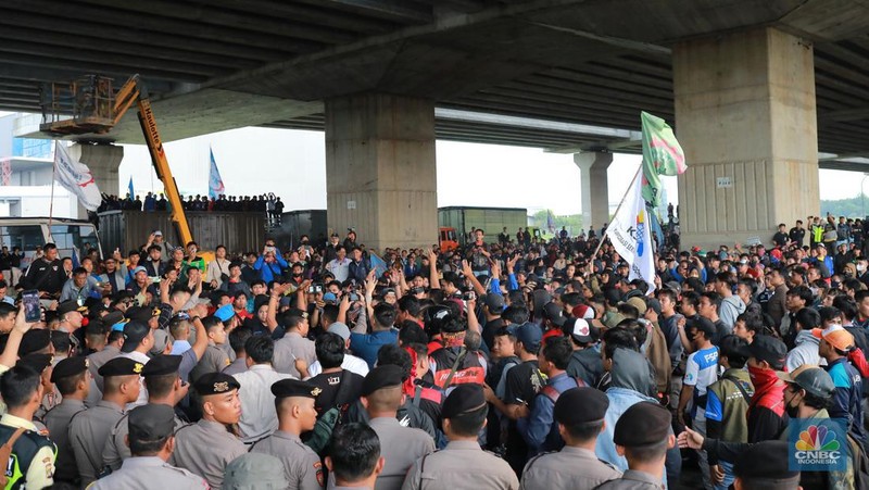 Aliansi buruh Bekasi aksi dorong mendorong dengan petugas kepolisian di Kawasan Industri MM 2100, Kab Bekasi, Jawa Barat, Kamis, (30/11/2023). (CNBC Indonesia/Muhammad Sabki)