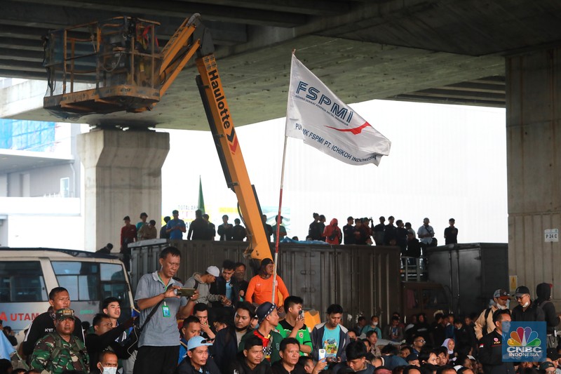 Aliansi buruh Bekasi aksi dorong mendorong dengan petugas kepolisian di Kawasan Industri MM 2100, Kab Bekasi, Jawa Barat, Kamis, (30/11/2023). Aliansi buruh Bekasi aksi dorong mendorong dengan petugas kepolisian di Kawasan Industri MM 2100, Kab Bekasi, Jawa Barat, Kamis, (30/11/2023). (CNBC Indonesia/Muhammad Sabki)