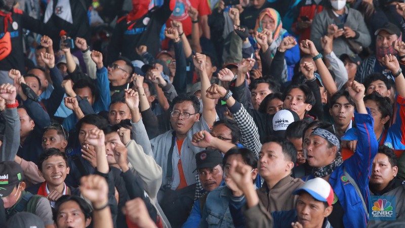 Aliansi buruh Bekasi aksi dorong mendorong dengan petugas kepolisian di Kawasan Industri MM 2100, Kab Bekasi, Jawa Barat, Kamis, (30/11/2023). Aliansi buruh Bekasi aksi dorong mendorong dengan petugas kepolisian di Kawasan Industri MM 2100, Kab Bekasi, Jawa Barat, Kamis, (30/11/2023). (CNBC Indonesia/Muhammad Sabki)