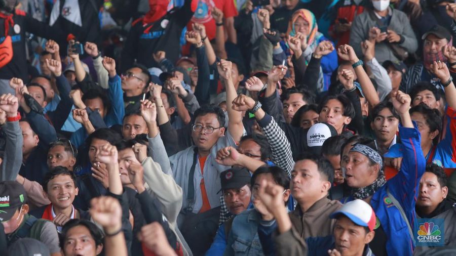 Aliansi buruh Bekasi aksi dorong mendorong dengan petugas kepolisian di Kawasan Industri MM 2100, Kab Bekasi, Jawa Barat, Kamis, (30/11/2023). (CNBC Indonesia/Muhammad Sabki)