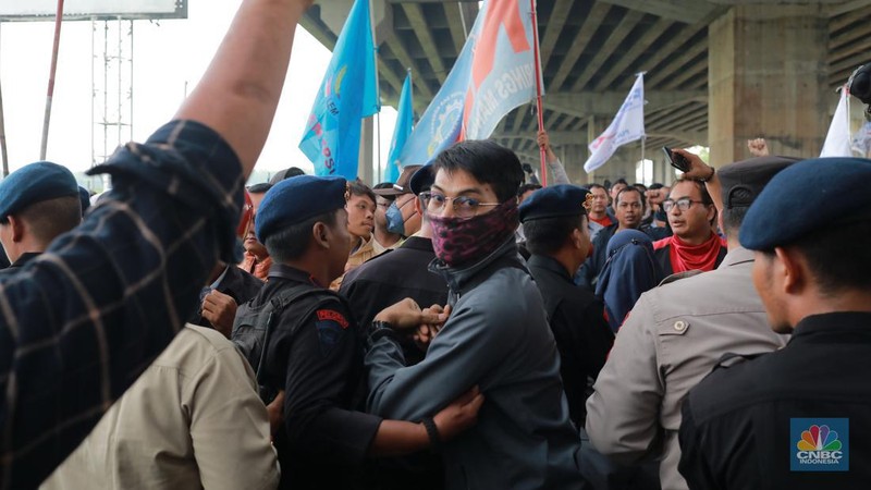 Aliansi buruh Bekasi aksi dorong mendorong dengan petugas kepolisian di Kawasan Industri MM 2100, Kab Bekasi, Jawa Barat, Kamis, (30/11/2023). (CNBC Indonesia/Muhammad Sabki)