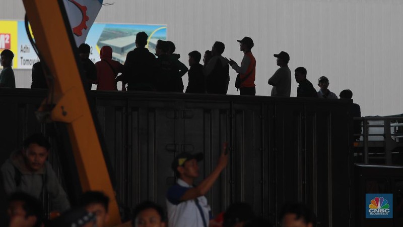 Aliansi buruh Bekasi aksi dorong mendorong dengan petugas kepolisian di Kawasan Industri MM 2100, Kab Bekasi, Jawa Barat, Kamis, (30/11/2023). (CNBC Indonesia/Muhammad Sabki)