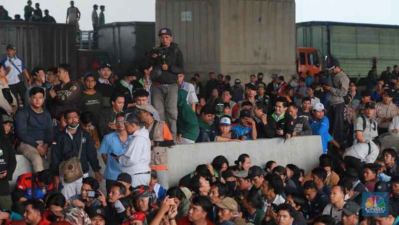 Aliansi buruh Bekasi aksi dorong mendorong dengan petugas kepolisian di Kawasan Industri MM 2100, Kab Bekasi, Jawa Barat, Kamis, (30/11/2023). (CNBC Indonesia/Muhammad Sabki)