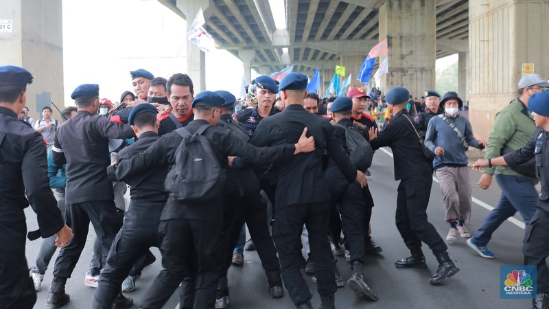 Aliansi buruh Bekasi aksi dorong mendorong dengan petugas kepolisian di Kawasan Industri MM 2100, Kab Bekasi, Jawa Barat, Kamis, (30/11/2023). (CNBC Indonesia/Muhammad Sabki)