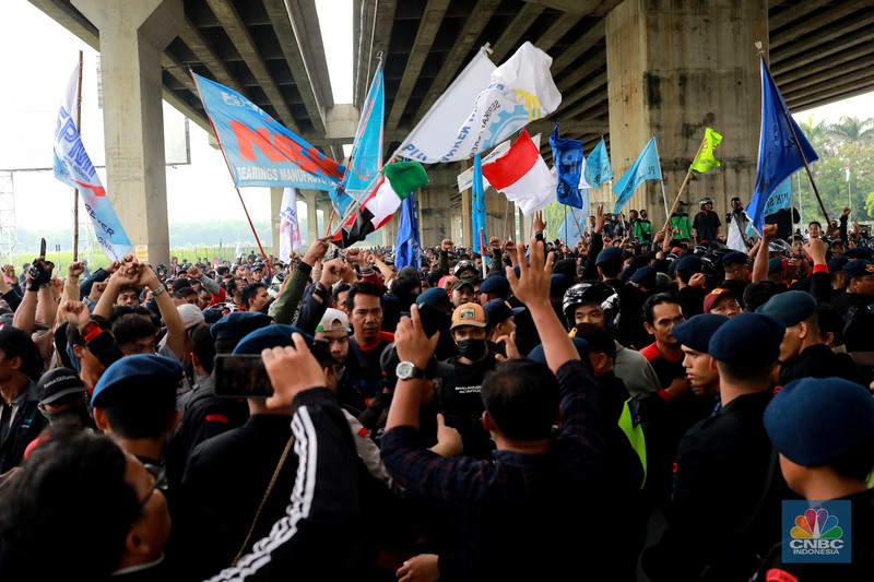 Aliansi buruh Bekasi aksi dorong mendorong dengan petugas kepolisian di Kawasan Industri MM 2100, Kab Bekasi, Jawa Barat, Kamis, (30/11/2023). Aliansi buruh Bekasi aksi dorong mendorong dengan petugas kepolisian di Kawasan Industri MM 2100, Kab Bekasi, Jawa Barat, Kamis, (30/11/2023). (CNBC Indonesia/Muhammad Sabki)