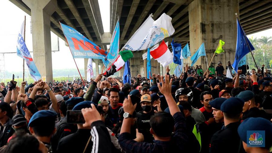 Aliansi buruh Bekasi aksi dorong mendorong dengan petugas kepolisian di Kawasan Industri MM 2100, Kab Bekasi, Jawa Barat, Kamis, (30/11/2023). (CNBC Indonesia/Muhammad Sabki)