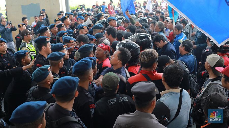 Aliansi buruh Bekasi aksi dorong mendorong dengan petugas kepolisian di Kawasan Industri MM 2100, Kab Bekasi, Jawa Barat, Kamis, (30/11/2023). Buruh yang tergabung dalam Aliansi Buruh Bekasi Melawan (BBM) melakukan aksi unjuk rasa serentak di wilayah kabupaten dan kota Bekasi. (CNBC Indonesia/Muhammad Sabki)