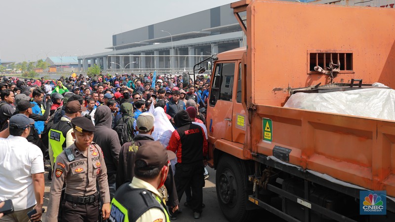 Aliansi buruh Bekasi yang tergabung Pekerja Metal Indonesia (FSPMI) dan Aliansi Buruh Bekasi Melawan (BBM) melakukan aksi mogok nasional di kawasan MM2100, Jalan Sumatra, Kecamatan Cikarang Barat, Kabupaten Bekasi, Rabu (30/11/2023). Aliansi buruh Bekasi yang tergabung Pekerja Metal Indonesia (FSPMI) dan Aliansi Buruh Bekasi Melawan (BBM) melakukan aksi mogok nasional di kawasan MM2100, Jalan Sumatra, Kecamatan Cikarang Barat, Kabupaten Bekasi, Rabu (30/11/2023). (CNBC Indonesia/Muhammad Sabki)