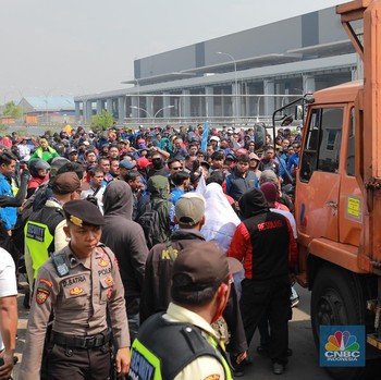 Selain Bikin Tol Macet, Massa Buruh Kepung Kawasan Industri