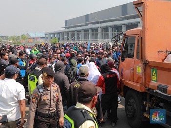 Selain Bikin Tol Macet, Massa Buruh Kepung Kawasan Industri