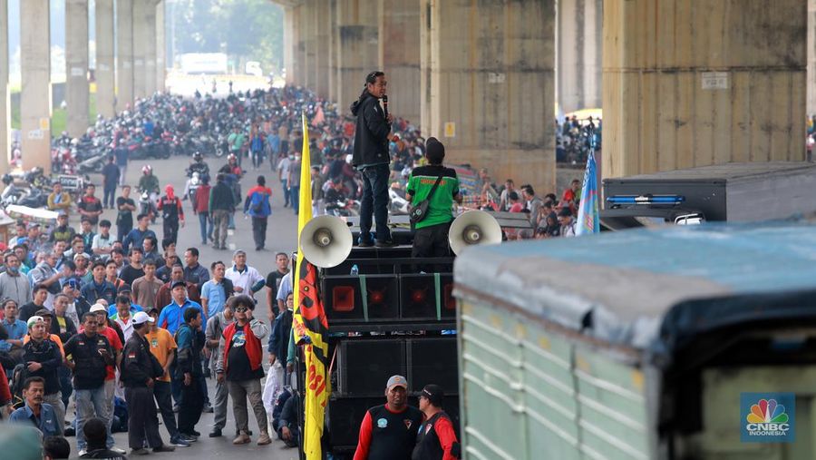 Aliansi buruh Bekasi yang tergabung Pekerja Metal Indonesia (FSPMI) dan Aliansi Buruh Bekasi Melawan (BBM) melakukan aksi mogok nasional di kawasan MM2100, Jalan Sumatra, Kecamatan Cikarang Barat, Kabupaten Bekasi, Rabu (30/11/2023). (CNBC Indonesia/Muhammad Sabki)