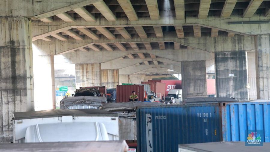Aliansi buruh Bekasi yang tergabung Pekerja Metal Indonesia (FSPMI) dan Aliansi Buruh Bekasi Melawan (BBM) melakukan aksi mogok nasional di kawasan MM2100, Jalan Sumatra, Kecamatan Cikarang Barat, Kabupaten Bekasi, Rabu (30/11/2023). (CNBC Indonesia/Muhammad Sabki)