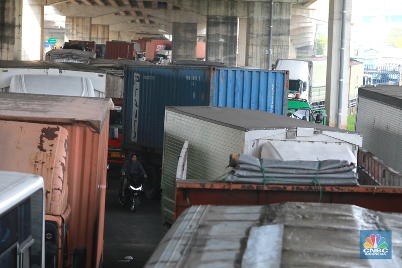 Aliansi buruh Bekasi yang tergabung Pekerja Metal Indonesia (FSPMI) dan Aliansi Buruh Bekasi Melawan (BBM) melakukan aksi mogok nasional di kawasan MM2100, Jalan Sumatra, Kecamatan Cikarang Barat, Kabupaten Bekasi, Rabu (30/11/2023). Aliansi buruh Bekasi yang tergabung Pekerja Metal Indonesia (FSPMI) dan Aliansi Buruh Bekasi Melawan (BBM) melakukan aksi mogok nasional di kawasan MM2100, Jalan Sumatra, Kecamatan Cikarang Barat, Kabupaten Bekasi, Rabu (30/11/2023). (CNBC Indonesia/Muhammad Sabki)