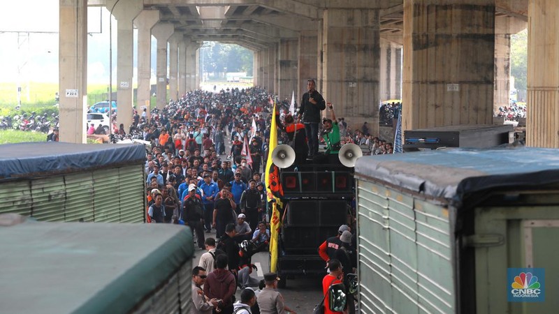 Aliansi buruh Bekasi yang tergabung Pekerja Metal Indonesia (FSPMI) dan Aliansi Buruh Bekasi Melawan (BBM) melakukan aksi mogok nasional di kawasan MM2100, Jalan Sumatra, Kecamatan Cikarang Barat, Kabupaten Bekasi, Rabu (30/11/2023). (CNBC Indonesia/Muhammad Sabki)