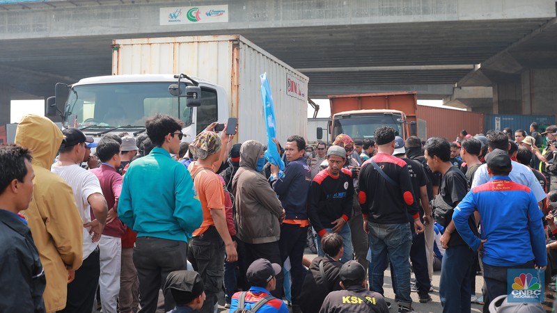 Aliansi buruh Bekasi yang tergabung Pekerja Metal Indonesia (FSPMI) dan Aliansi Buruh Bekasi Melawan (BBM) melakukan aksi mogok nasional di kawasan MM2100, Jalan Sumatra, Kecamatan Cikarang Barat, Kabupaten Bekasi, Rabu (30/11/2023). Aliansi buruh Bekasi yang tergabung Pekerja Metal Indonesia (FSPMI) dan Aliansi Buruh Bekasi Melawan (BBM) melakukan aksi mogok nasional di kawasan MM2100, Jalan Sumatra, Kecamatan Cikarang Barat, Kabupaten Bekasi, Rabu (30/11/2023). (CNBC Indonesia/Muhammad Sabki)