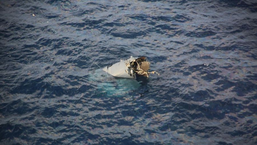 Benda terapung yang diyakini milik pesawat militer AS V-22 Osprey yang jatuh ke laut terlihat di lepas Pulau Yakushima, prefektur Kagoshima, Jepang barat 30 November 2023, dalam foto yang diambil oleh Kyodo. (Mandatory credit Kyodo via REUTERS)