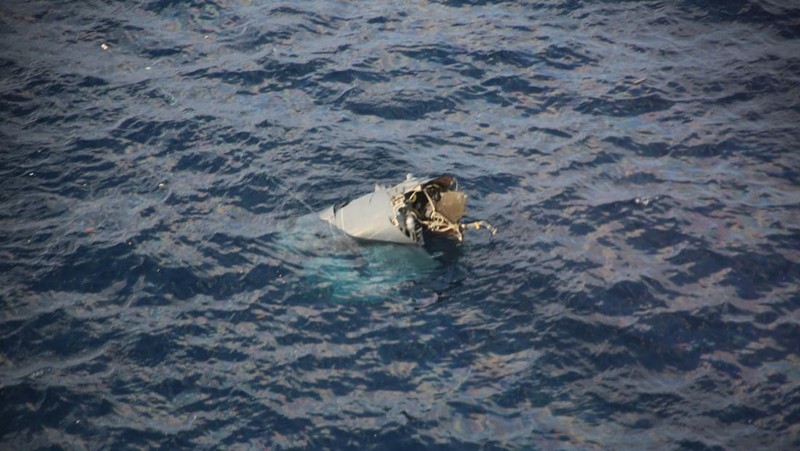 Benda terapung yang diyakini milik pesawat militer AS V-22 Osprey yang jatuh ke laut terlihat di lepas Pulau Yakushima, prefektur Kagoshima, Jepang barat 30 November 2023, dalam foto yang diambil oleh Kyodo. (Mandatory credit Kyodo via REUTERS)