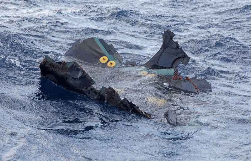 Benda terapung yang diyakini milik pesawat militer AS V-22 Osprey yang jatuh ke laut terlihat di lepas Pulau Yakushima, prefektur Kagoshima, Jepang barat 30 November 2023, dalam foto yang diambil oleh Kyodo. Benda terapung yang diyakini milik pesawat militer AS V-22 Osprey yang jatuh ke laut terlihat di lepas Pulau Yakushima, prefektur Kagoshima, Jepang barat 30 November 2023, dalam foto yang diambil oleh Kyodo. (Mandatory credit Kyodo via REUTERS)