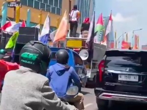 Bundaran Waru Padat Imbas Ribuan Massa Demo Buruh Kawal Penetapan UMK Jatim