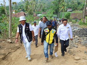 Bupati Jember Bakal Perbaiki Jalan Pemukiman hingga Pantai Bandealit