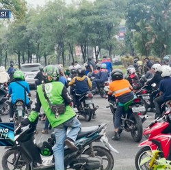 Tuntut Kenaikan Upah, Buruh Blokir Jababeka