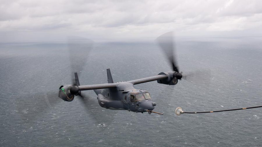 Benda terapung yang diyakini milik pesawat militer AS V-22 Osprey yang jatuh ke laut terlihat di lepas Pulau Yakushima, prefektur Kagoshima, Jepang barat 30 November 2023, dalam foto yang diambil oleh Kyodo. (Mandatory credit Kyodo via REUTERS)