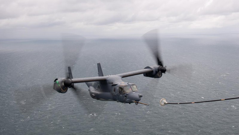 Benda terapung yang diyakini milik pesawat militer AS V-22 Osprey yang jatuh ke laut terlihat di lepas Pulau Yakushima, prefektur Kagoshima, Jepang barat 30 November 2023, dalam foto yang diambil oleh Kyodo. (Mandatory credit Kyodo via REUTERS)