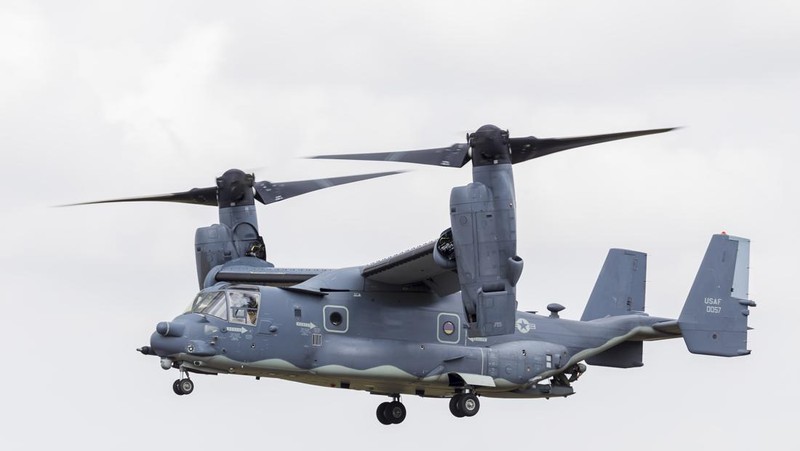 Benda terapung yang diyakini milik pesawat militer AS V-22 Osprey yang jatuh ke laut terlihat di lepas Pulau Yakushima, prefektur Kagoshima, Jepang barat 30 November 2023, dalam foto yang diambil oleh Kyodo. (Mandatory credit Kyodo via REUTERS)