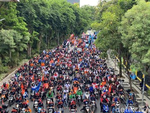 Massa Buruh Bergerak ke Kantor Gubernur, Raya Darmo Padat Merayap