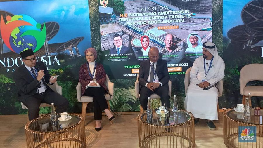 Direktur Utama Pertamina Nicke Widyawati (kedua dari kiri) dalam sesi talkshow di Paviliun Indonesia, Expo City, Dubai, UEA, Kamis (30/11/2023). (CNBC Indonesia/Muhammad Iqal)