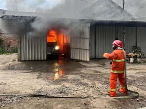 Innova Terparkir di Garasi Kafe Kota Kediri Terbakar Diduga Korsleting