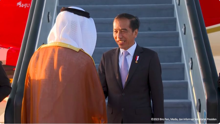 Jokowi disambut oleh Menteri Negara untuk urusan Perdagangan Luar Negeri UEA Thani Al Zeyoudi di di Bandara Internasional Al Maktoum, Dubai, sekitar pukul 16.25 waktu setempat. (Tangkapan Layar Youtube Sekretariat Presiden)