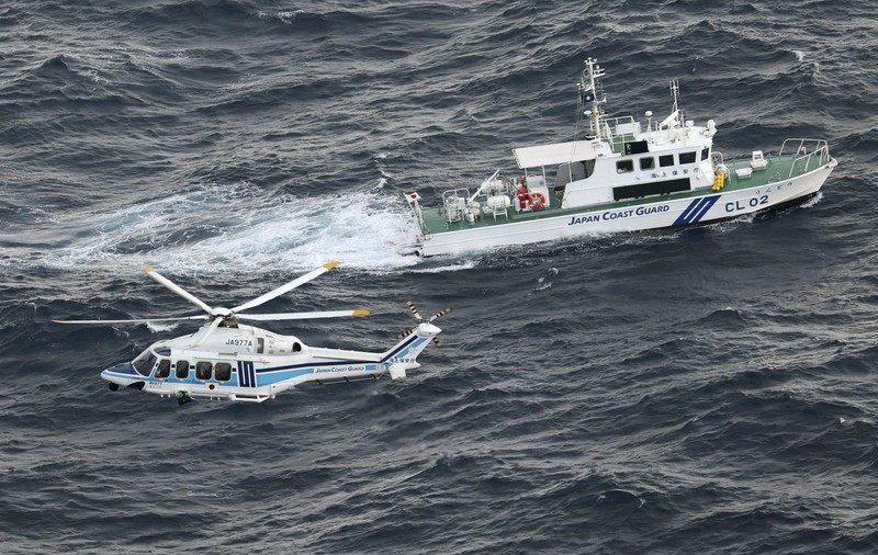Benda terapung yang diyakini milik pesawat militer AS V-22 Osprey yang jatuh ke laut terlihat di lepas Pulau Yakushima, prefektur Kagoshima, Jepang barat 30 November 2023, dalam foto yang diambil oleh Kyodo. (Mandatory credit Kyodo via REUTERS)