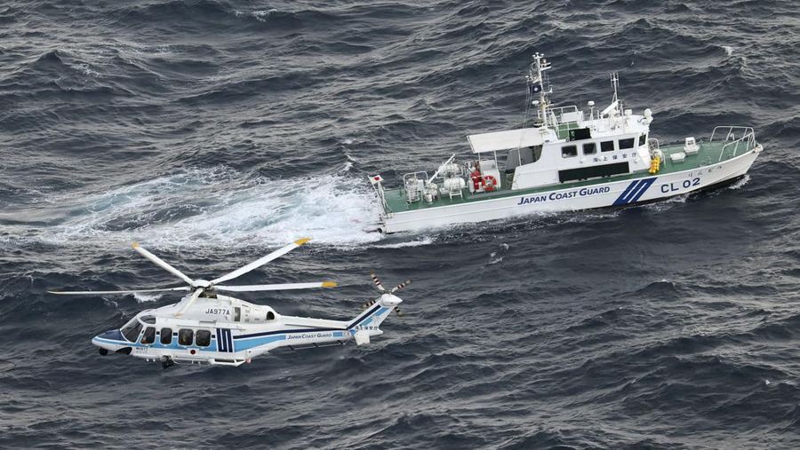 Benda terapung yang diyakini milik pesawat militer AS V-22 Osprey yang jatuh ke laut terlihat di lepas Pulau Yakushima, prefektur Kagoshima, Jepang barat 30 November 2023, dalam foto yang diambil oleh Kyodo. (Mandatory credit Kyodo via REUTERS)
