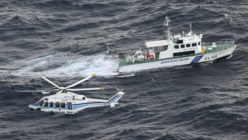Benda terapung yang diyakini milik pesawat militer AS V-22 Osprey yang jatuh ke laut terlihat di lepas Pulau Yakushima, prefektur Kagoshima, Jepang barat 30 November 2023, dalam foto yang diambil oleh Kyodo. (Mandatory credit Kyodo via REUTERS)