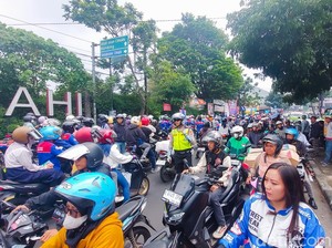 Massa Buruh Bergerak ke Gedung Sate Bandung, Jalan Nasional Cimahi Macet