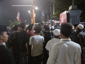 Massa Padati Polda Jatim gegara Isu Pelaku Penghinaan Ulama Dilepas