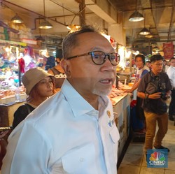 Pagi-Pagi Mendag Sidak ke Pasar Senen, Borong Daging Ayam