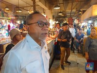 Pagi-Pagi Mendag Sidak ke Pasar Senen, Borong Daging Ayam