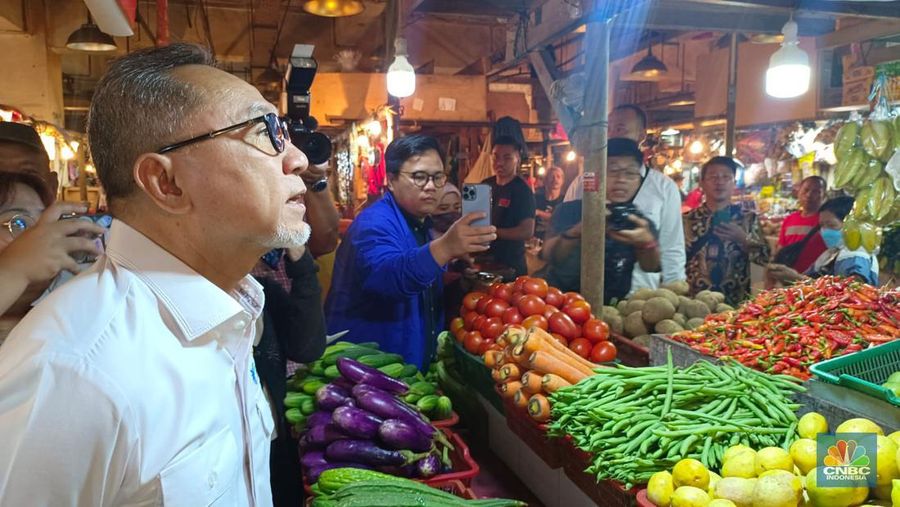 Mendag Zulhas sidak ke Pasar Senen Jakarta Pusat, Kamis (30/11/2023). (CNBC Indonesia/Martyasari Rizky)