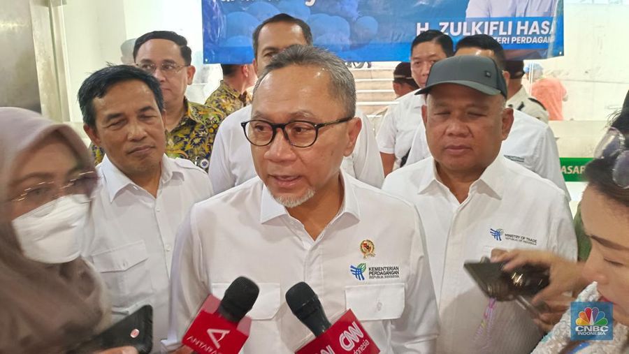 Mendag Zulhas sidak ke Pasar Senen Jakarta Pusat, Kamis (30/11/2023). (CNBC Indonesia/Martyasari Rizky)