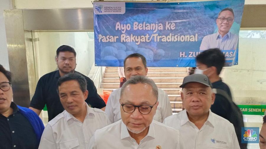 Mendag Zulhas sidak ke Pasar Senen Jakarta Pusat, Kamis (30/11/2023). (CNBC Indonesia/Martyasari Rizky)