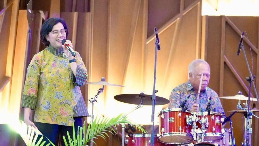 Menteri Keuangan Sri Mulyani ditantang bernyanyi oleh Menteri PUPR Basuki Hadimuljono yang mengiringi dengan bermain alat musik Drum. (Instagram @smindrawati)