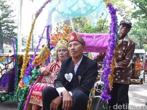 100 Pasangan di Palembang Nikah Massal, Diarak Pakai Bentor Bak Ratu-Raja
