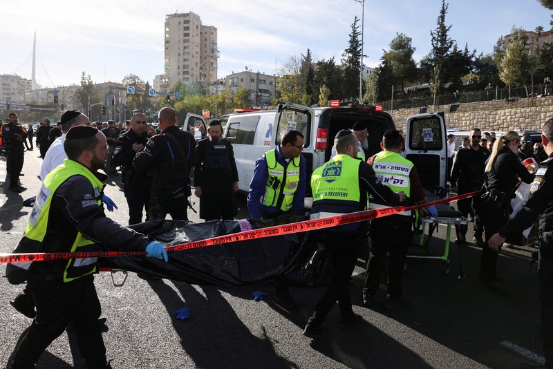 Pejabat Israel bekerja di lokasi insiden kekerasan di Yerusalem 30 November 2023. (REUTERS/Ronen Zvulun)