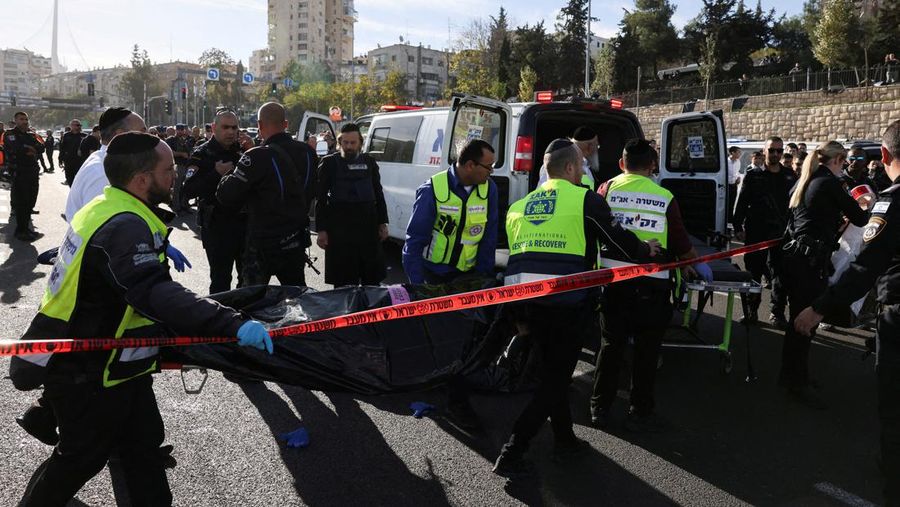 Pejabat Israel bekerja di lokasi insiden kekerasan di Yerusalem 30 November 2023. (REUTERS/Ronen Zvulun)