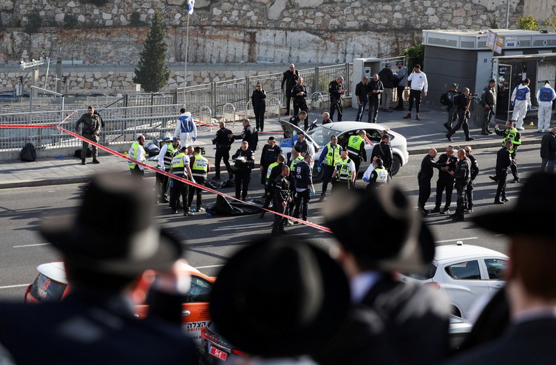 Pejabat Israel bekerja di lokasi insiden kekerasan di Yerusalem 30 November 2023. (REUTERS/Ronen Zvulun)