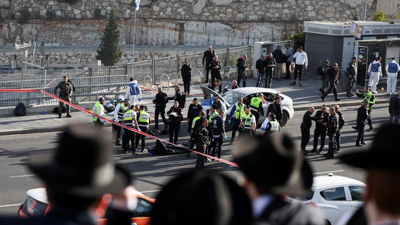 Pejabat Israel bekerja di lokasi insiden kekerasan di Yerusalem 30 November 2023. (REUTERS/Ronen Zvulun)