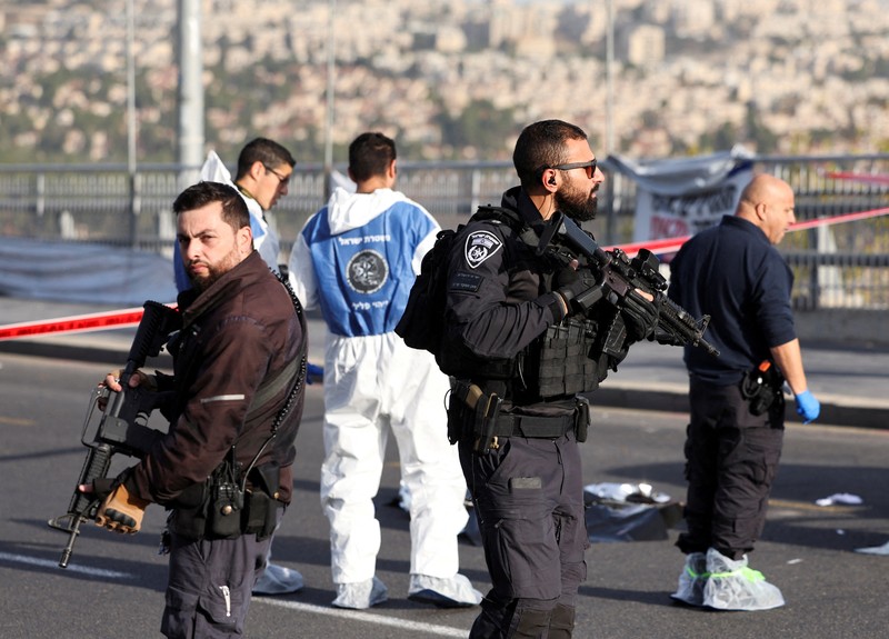 Pejabat Israel bekerja di lokasi insiden kekerasan di Yerusalem 30 November 2023. (REUTERS/Ronen Zvulun)